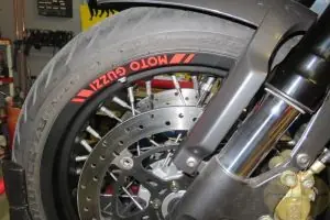 Must-Have Felgenaufkleber Moto Guzzi rot