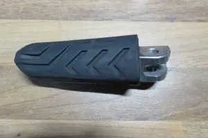 Must-Have Fußraste vorn Griso/Breva links gebraucht