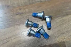 Solange Der Vorrat Reicht Schraube Bremsscheibe M8x20 mit Bund und Sicherungslack 5Stk. (Suzuki)