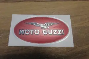 Tankemblem Moto Guzzi rot chrom links Rabatt