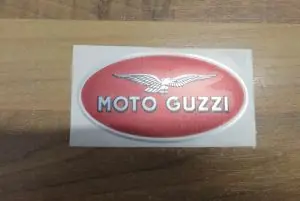 Tankemblem Moto Guzzi rot chrom rechts Begrenztes Angebot